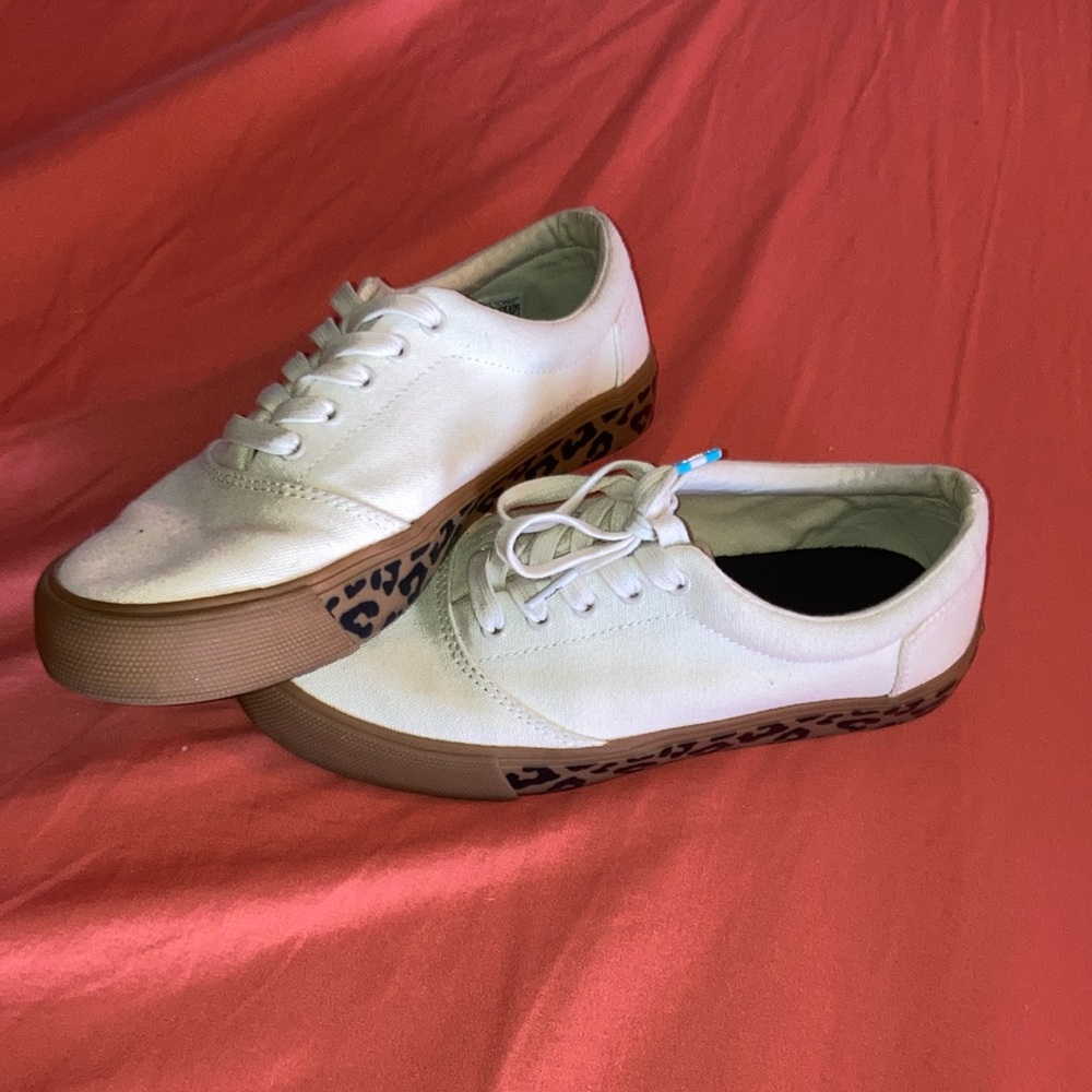 Toms size 8 women’s leopard print canvas sneaker